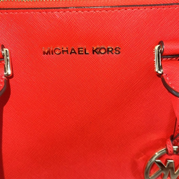 Beautiful well maintained Michael Kors handbag with strap - Picture 8 of 12